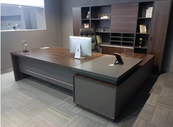 Smooth Executive Desk From Man - مراجعة Office Furniture Manufacturers وسعره