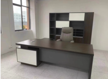 Smooth Executive Desk From Man - مراجعة Office Furniture Manufacturers وسعره